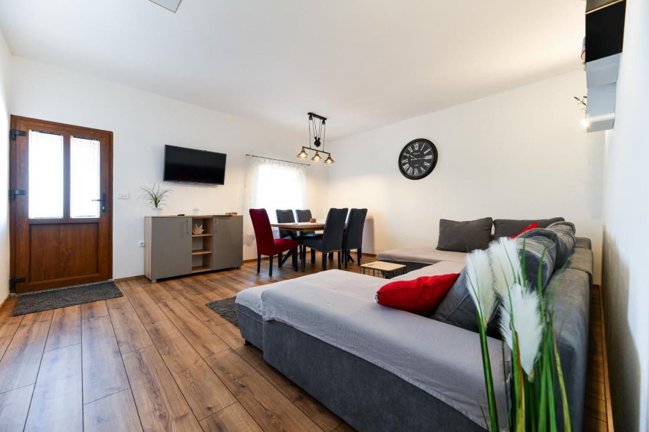 Holiday Home Škevini Dvori Starigrad Paklenica Buitenkant foto
